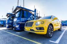 BENTLEY BENTAIGA JAUNE AVEC CAMION Transport de voiture