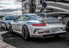 porsche-911-gt3 Porsche a coté de remorque