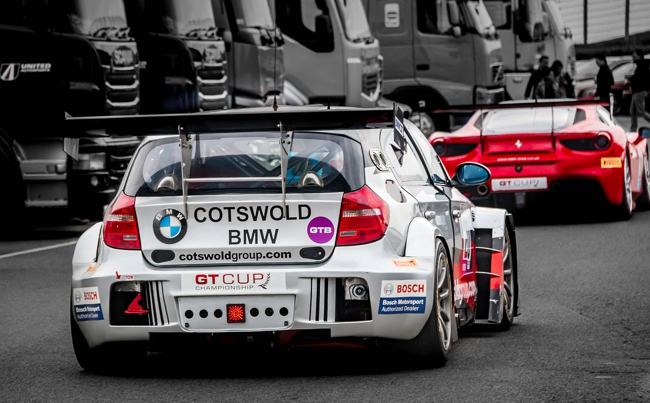 voiture de course gris et couleur