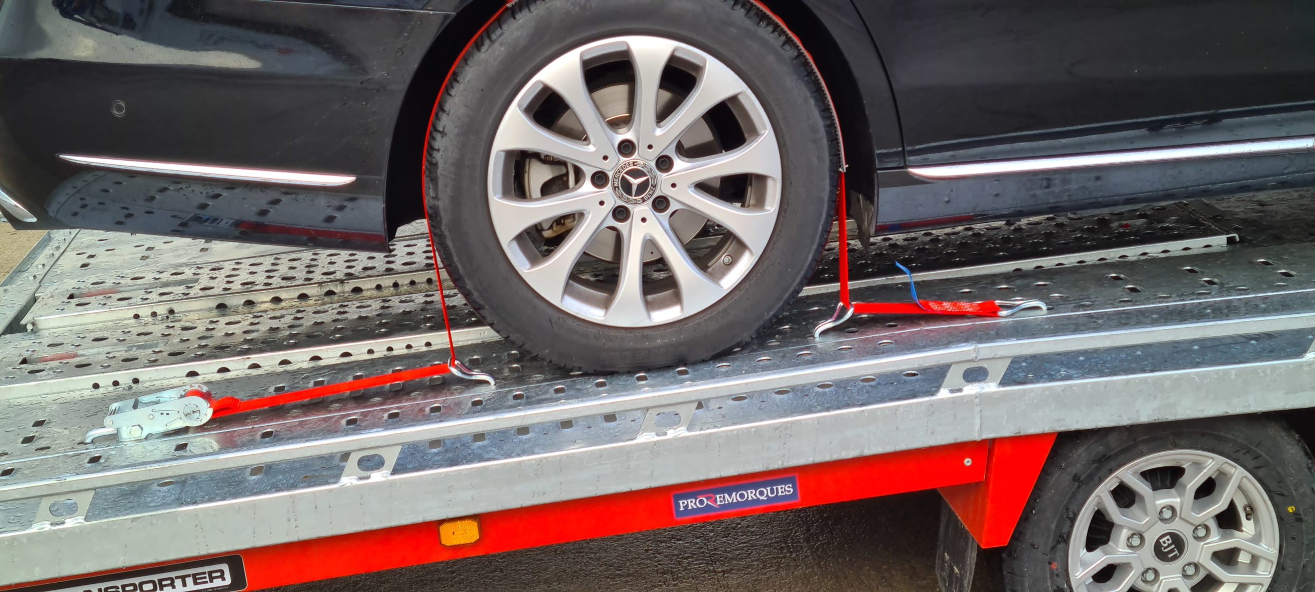 Arrimage d'une voiture sur remorque porte voiture Fixation d'une voiture sur une remorque