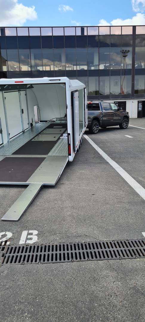 RT6 ouverte de l'arrière remorque RT6 ouverte et basculée avec rampes additionnelles