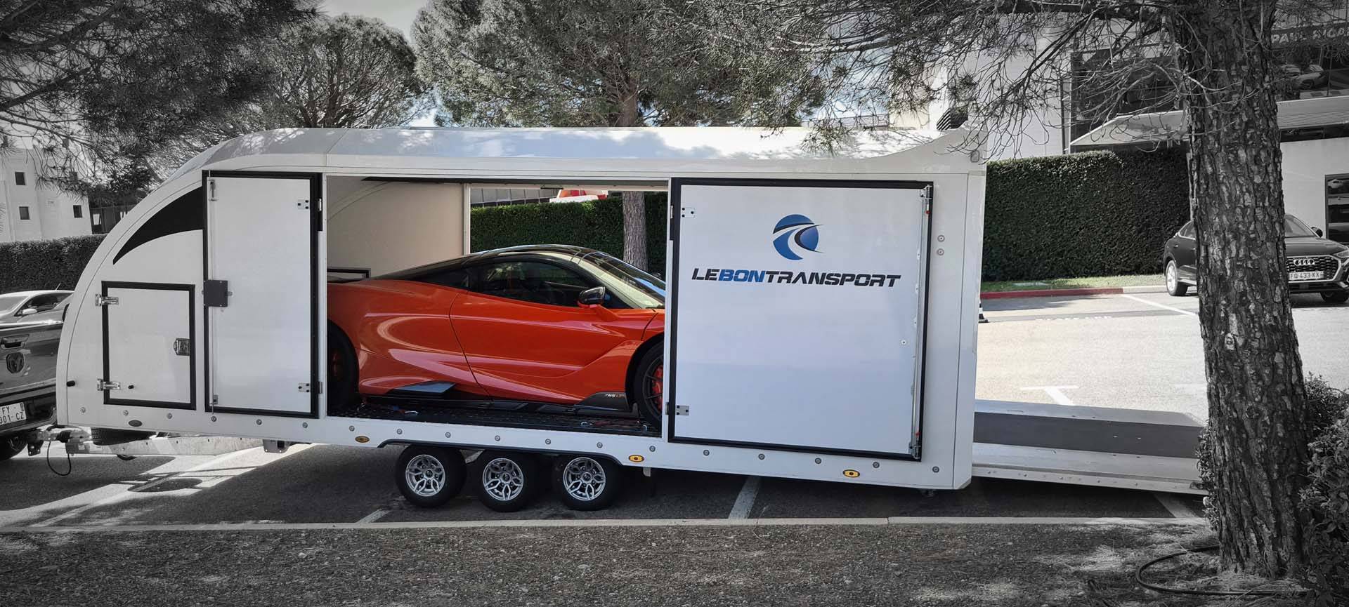 Transport confidentiel Remorque fermée avec supercar