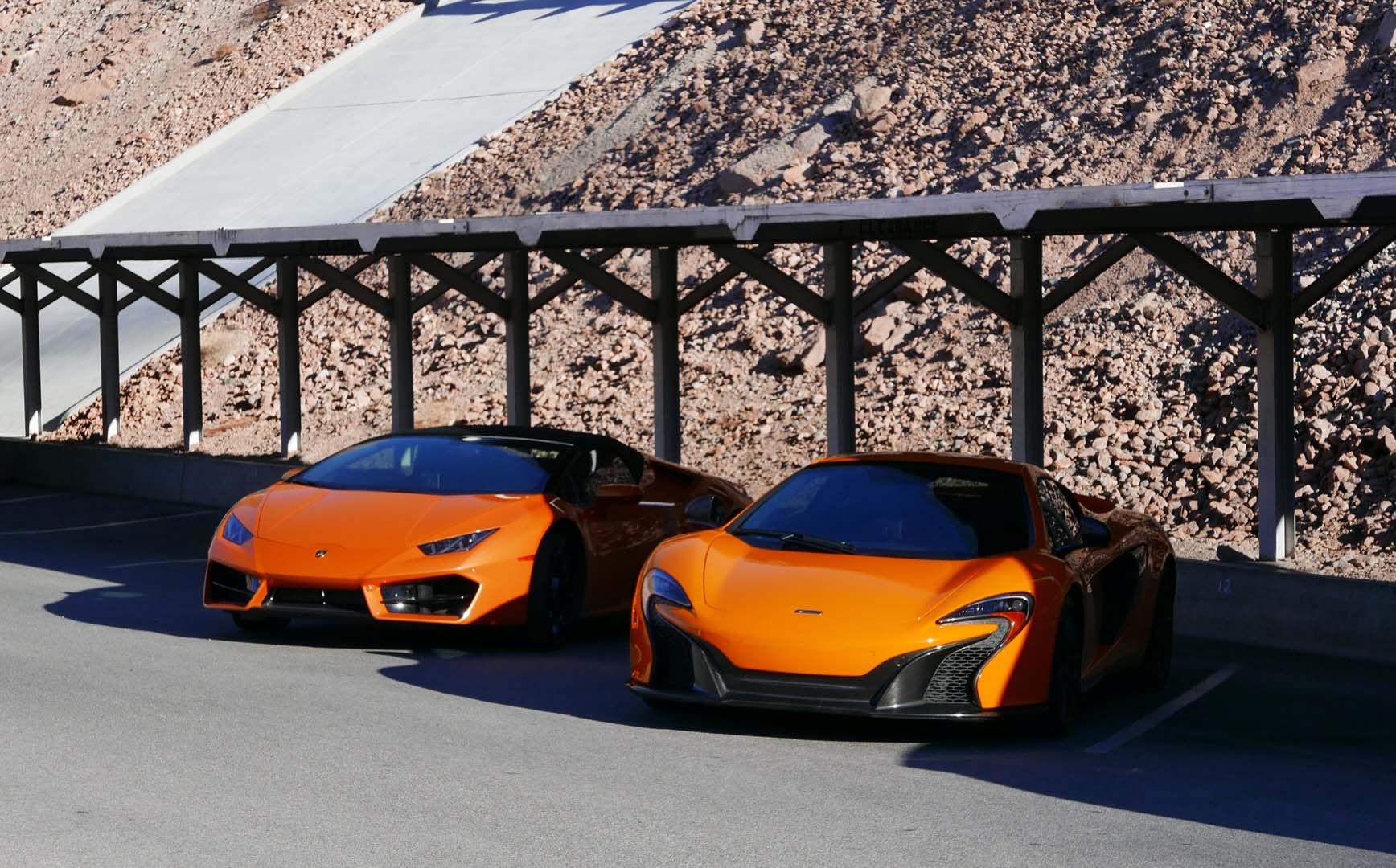 2 HYPERCAR GARE COTE A COTE 2 VOITURES ORANGE