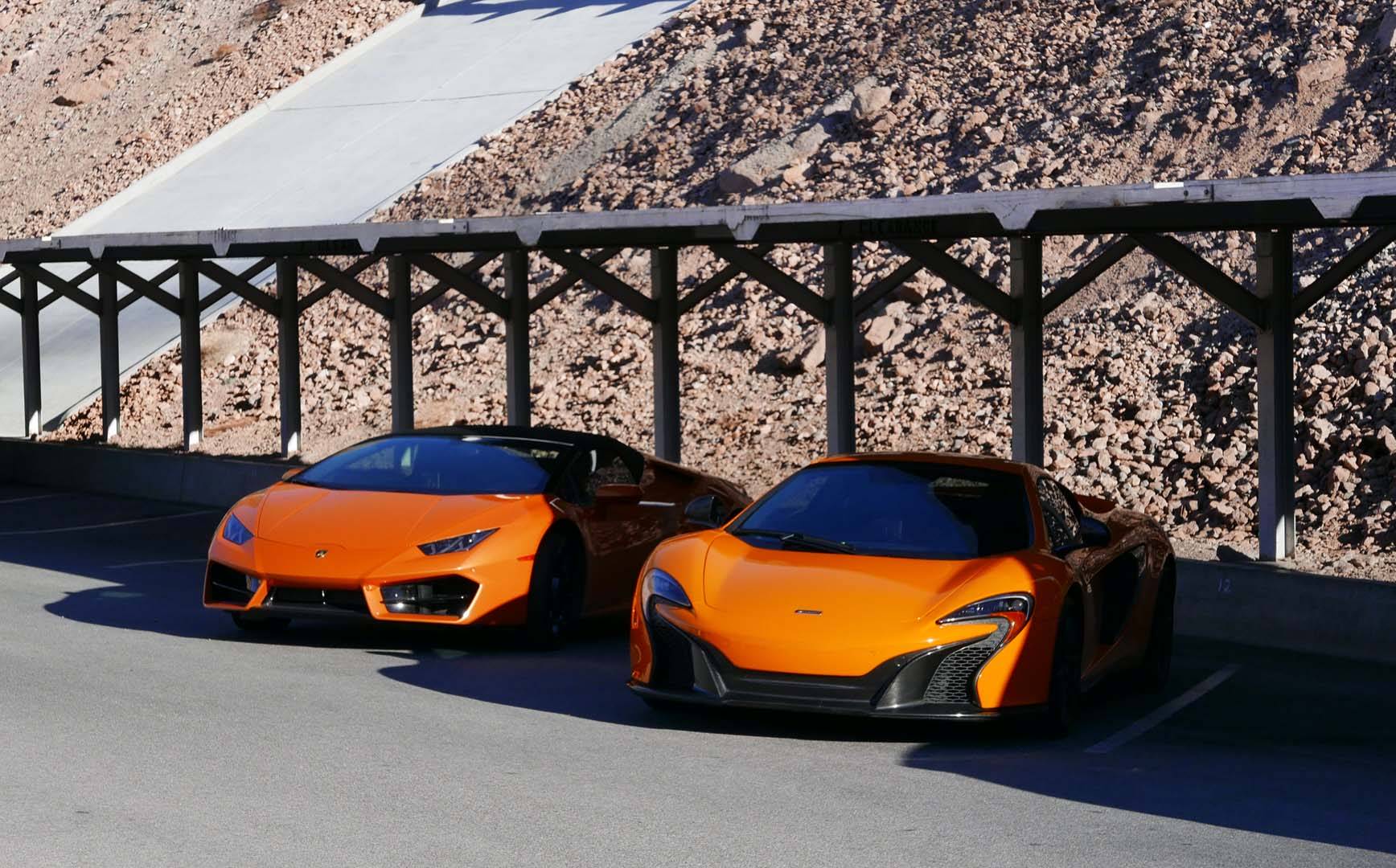 2 HYPERCAR GARE COTE A COTE 2 VOITURES ORANGE