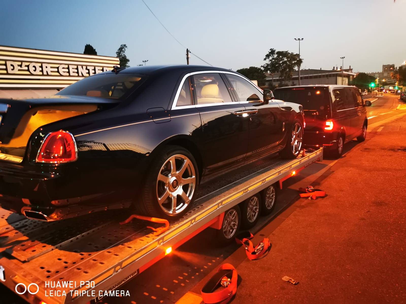 ROLLS ROYCE GHOST BLEU ET GRISE ROLLS ROYCE GHOST BLEU ET GRISE SUR REMORQUEREMORQIUE