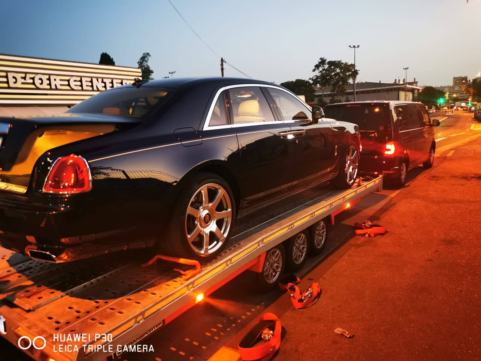 ROLLS ROYCE GHOST BLEU ET GRISE SUR REMORQUEREMORQIUE