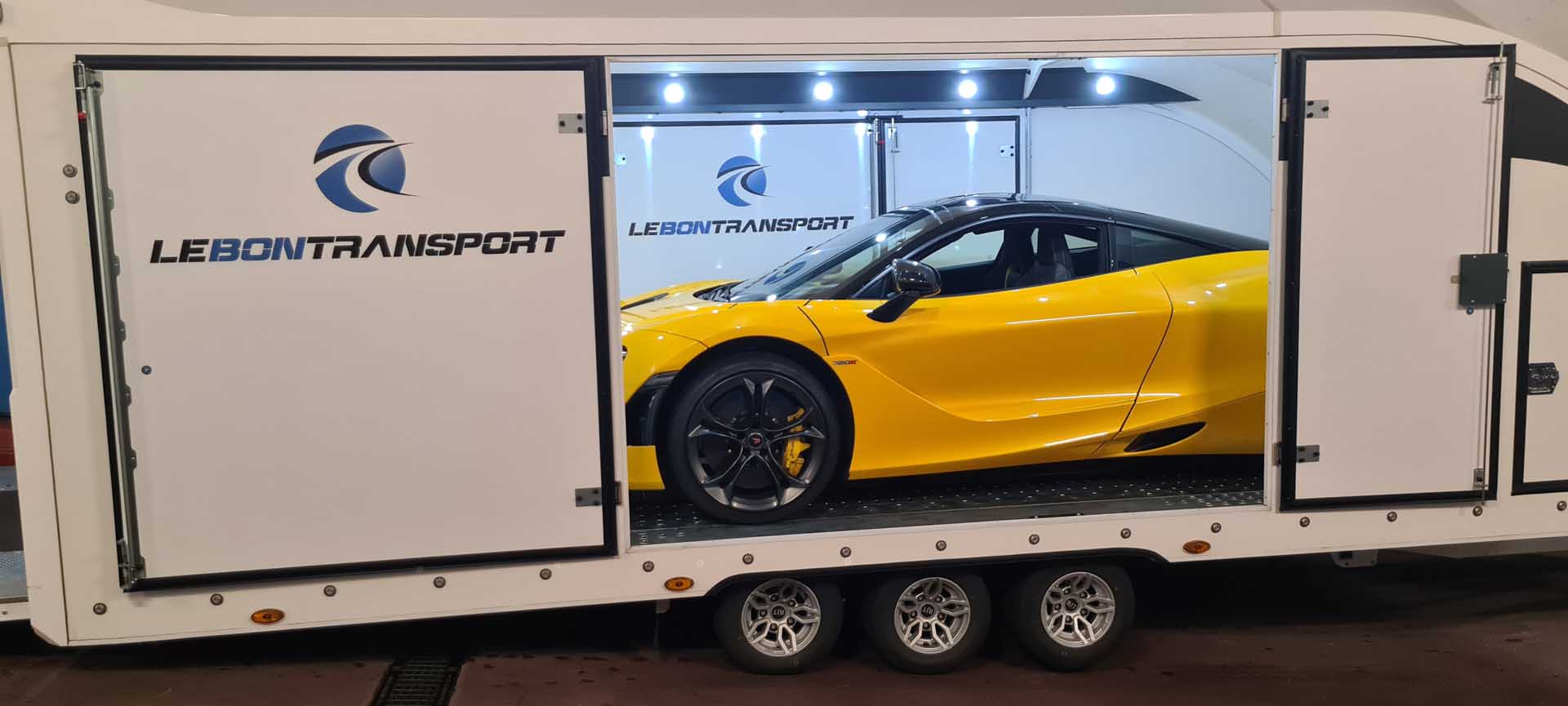 McLaren dans remorque ferméé McLaren 720S jaune