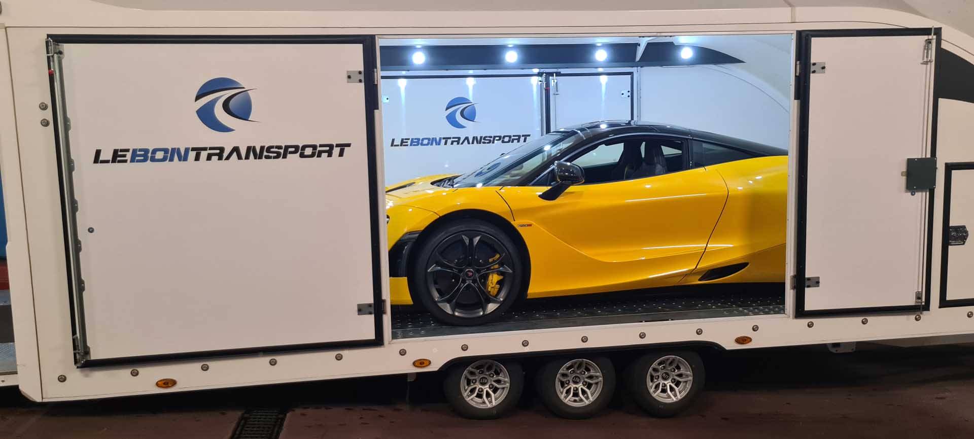 McLaren dans remorque ferméé McLaren 720S jaune