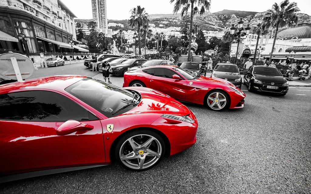 deux Ferrari en exposition