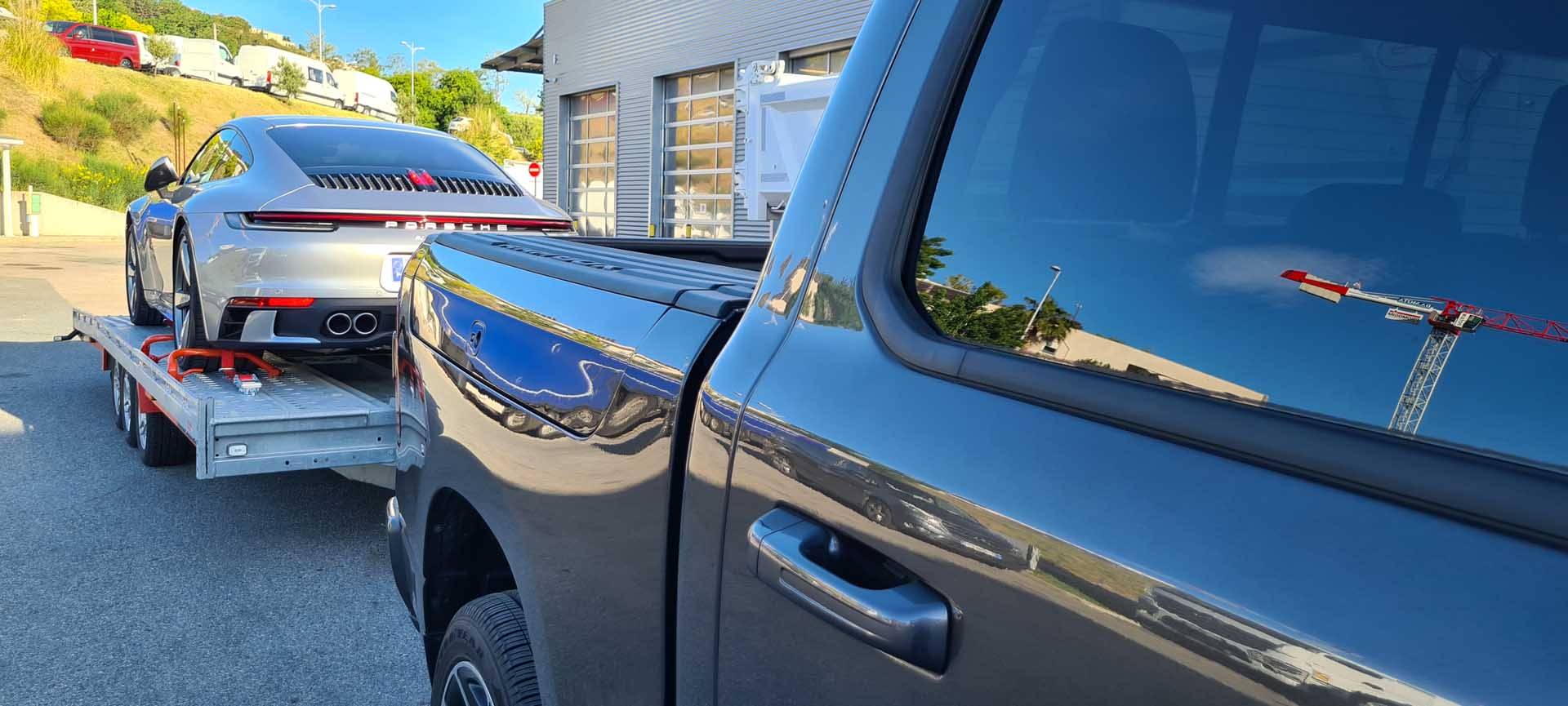 Porsche sur remorque ouverte Transport d'une Porsche